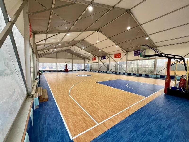 Die historische Entwicklung der Basketballplätze von Betonflächen im Freien hin zu modernen Hallensportanlagen